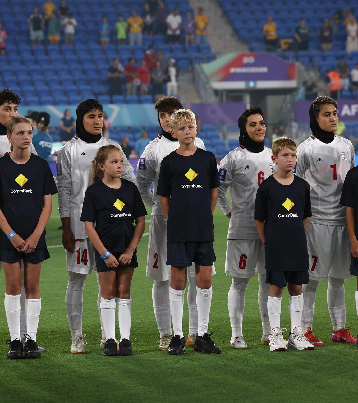 Team Iran hört sich die Nationalhymnen vor dem AFC Women’s Asian Cup Australia 2026-Fußballspiel zwischen Südkorea und Iran am 2. März 2026 an der Gold Coast an.