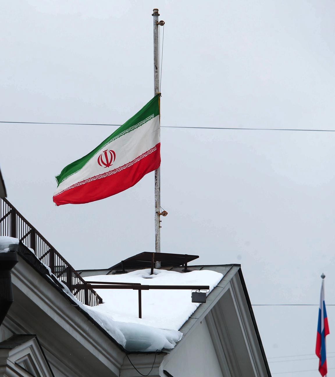 Die iranische Flagge auf halbmast bei der iranischen Botschaft in Moskau.