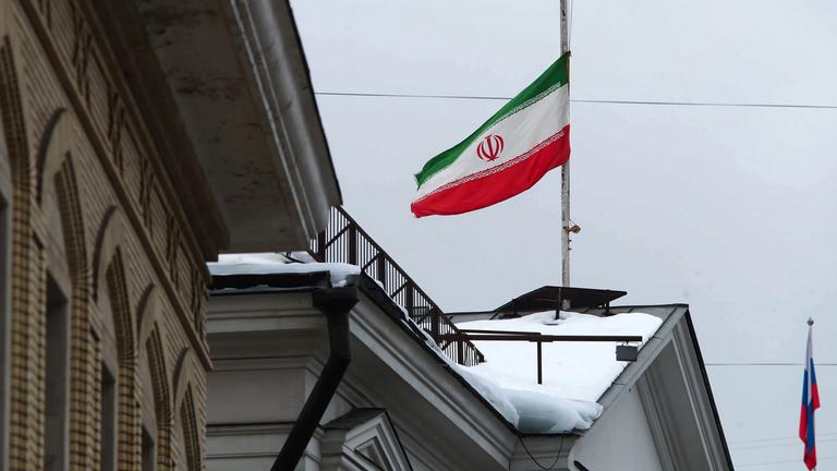 Die iranische Flagge auf halbmast bei der iranischen Botschaft in Moskau.