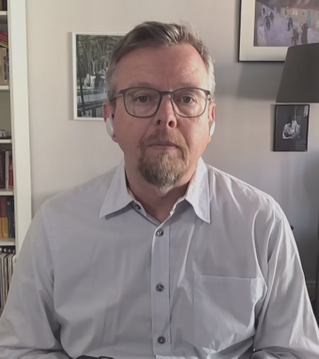 Politologe Christian Lammert per Videocall zugeschaltet aus seinem vermutlich privaten Arbeitszimmer.