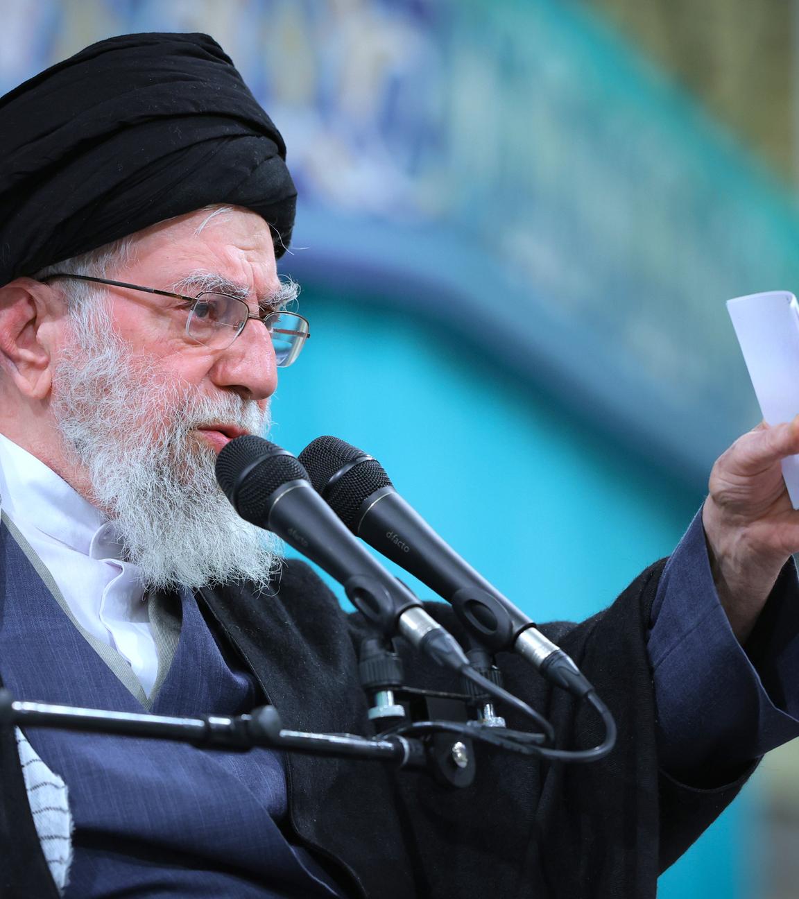 Archiv: Ajatollah Ali Chamenei (l), Oberster Führer des Iran, in einer Sitzung in Teheran. 