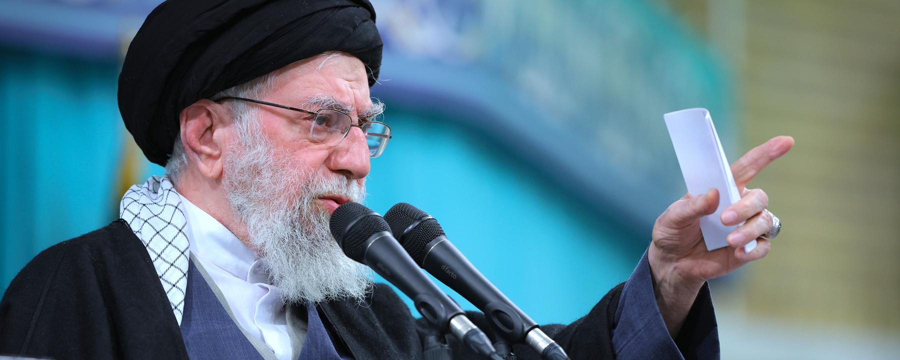 Archiv: Ajatollah Ali Chamenei (l), Oberster Führer des Iran, in einer Sitzung in Teheran. 