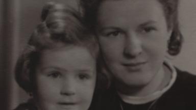 Irene Bäger (links) zusammen mit ihrer Mutter (rechts)