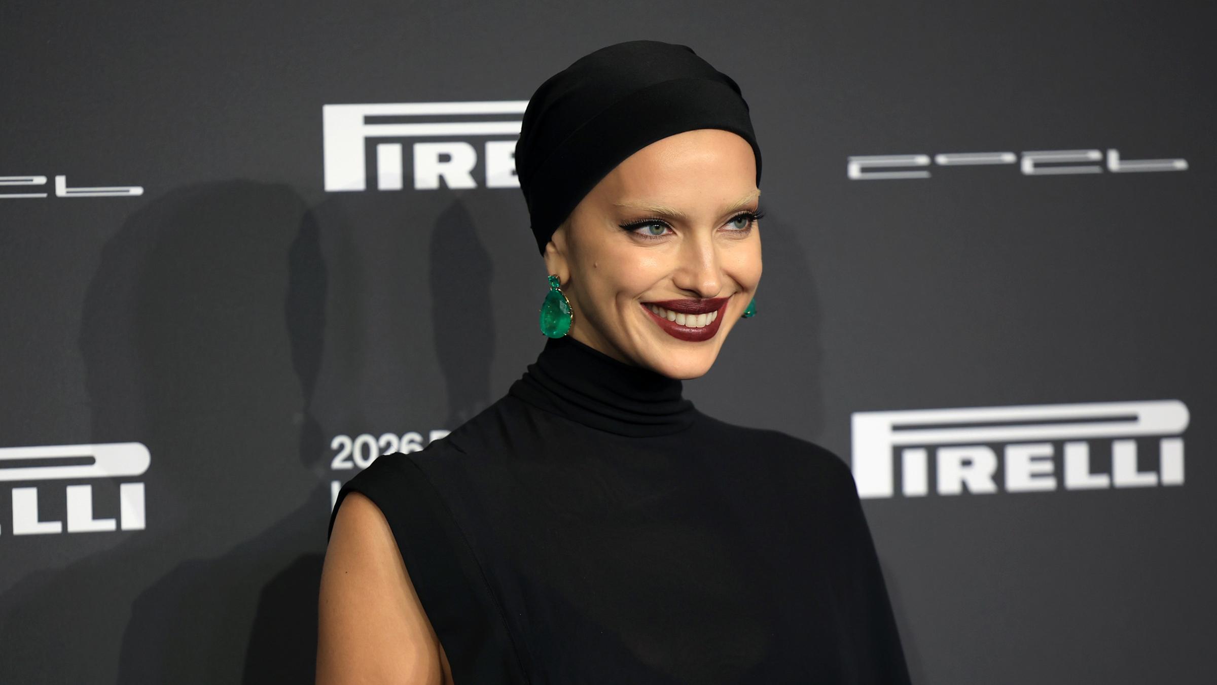 Das russische Model Irina Shayk trifft am 14. November 2025 im Prager Gemeindehaus zur Gala zur Vorstellung des Pirelli-Kalenders 2026 ein.