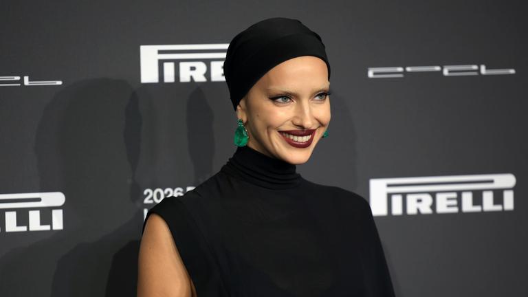 Das russische Model Irina Shayk trifft am 14. November 2025 im Prager Gemeindehaus zur Gala zur Vorstellung des Pirelli-Kalenders 2026 ein.