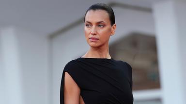 Irina Shayk steht auf dem roten Teppich für die Vorführung des Films «L'Estranea» anlässlich der 83. Ausgabe der Filmfestspiele von Venedig.