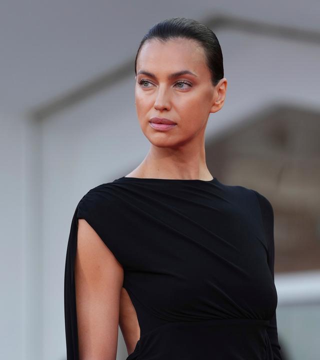 Irina Shayk steht auf dem roten Teppich für die Vorführung des Films «L'Estranea» anlässlich der 83. Ausgabe der Filmfestspiele von Venedig.