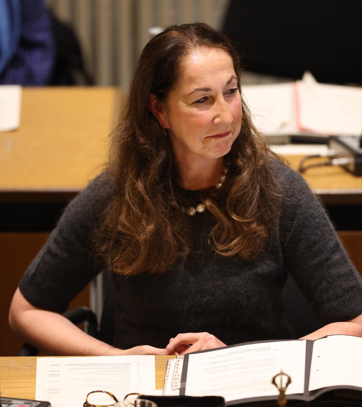 Nordrhein-Westfalen, Herdecke: Iris Stalzer (SPD) leitet nach ihrer Vereidigung als Bürgermeisterin der Stadt Herdecke ihre erste Ratssitzung. 