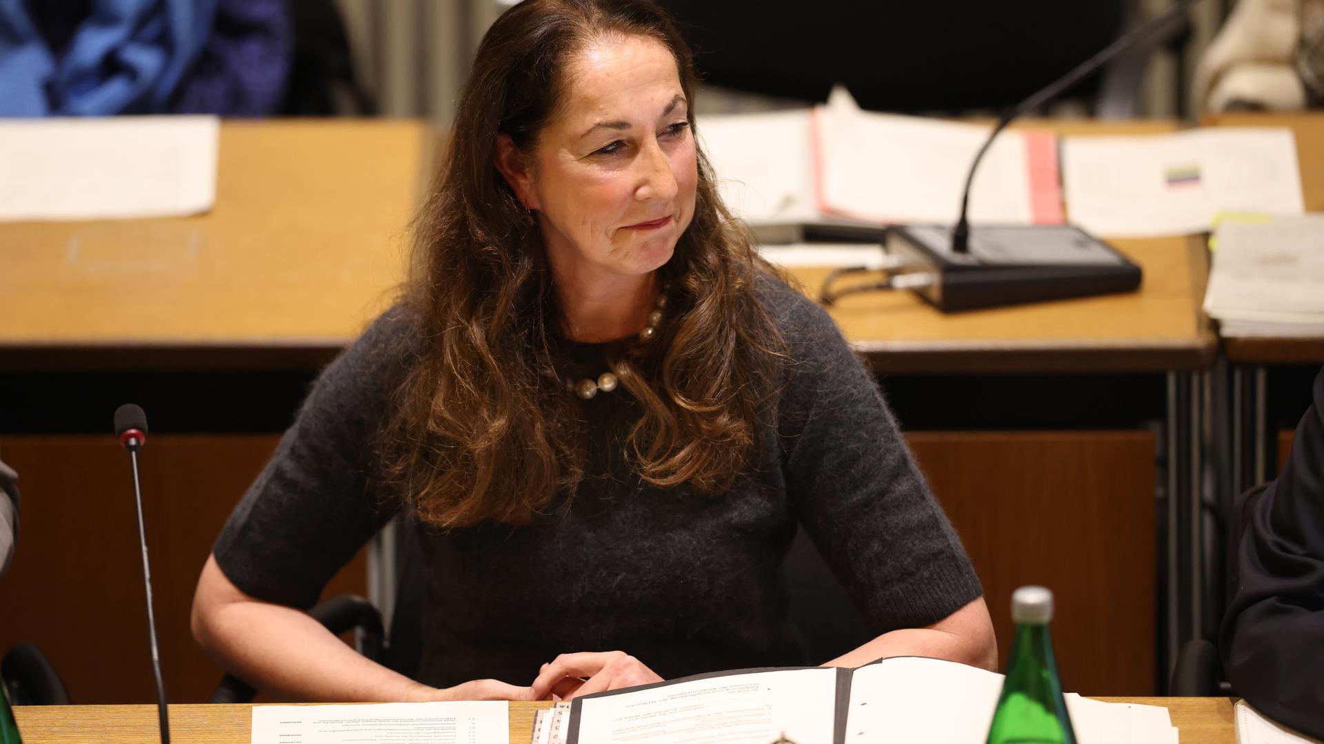 Nordrhein-Westfalen, Herdecke: Iris Stalzer (SPD) leitet nach ihrer Vereidigung als Bürgermeisterin der Stadt Herdecke ihre erste Ratssitzung. 