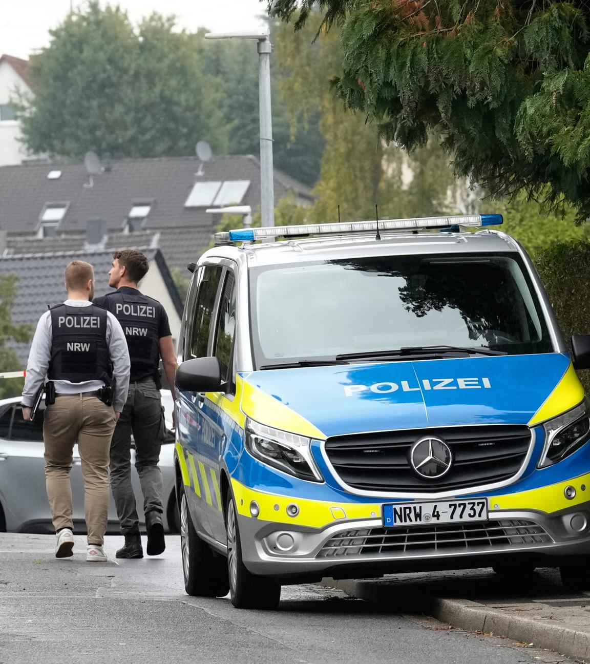 Polizei-Auto vor der Haustüre von Iris Stalzer