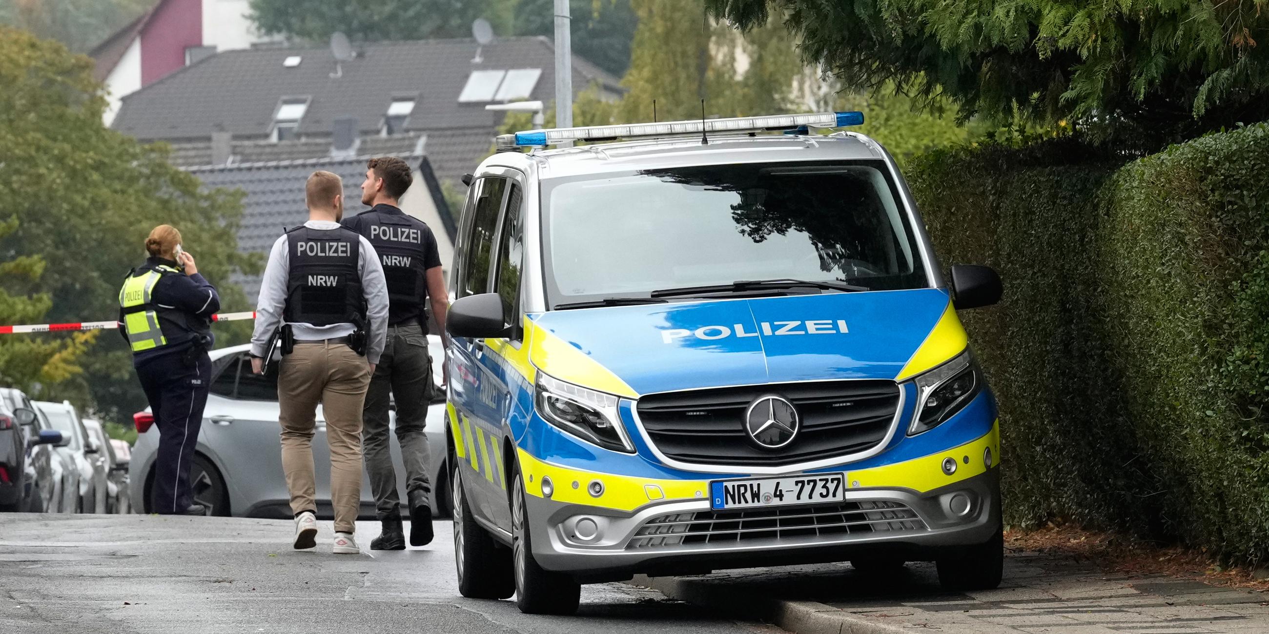 Polizei-Auto vor der Haustüre von Iris Stalzer