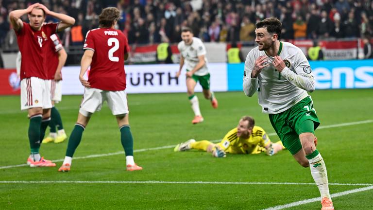 Irlands Troy Parrott, rechts, jubelt nach dem dritten Tor seiner Mannschaft während des Qualifikationsspiels zur Fußball-Weltmeisterschaft 2026 in der Gruppe F zwischen Ungarn und Irland .