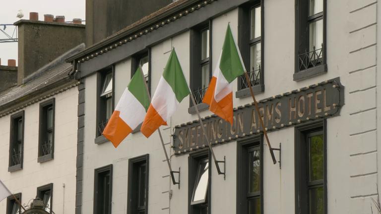 Irische Flaggen an Häuserwand