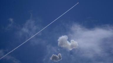 Das israelische Luftabwehrsystem Iron Dome feuert, um Raketen abzufangen, die aus dem Libanon abgefeuert wurden im Norden Israels.