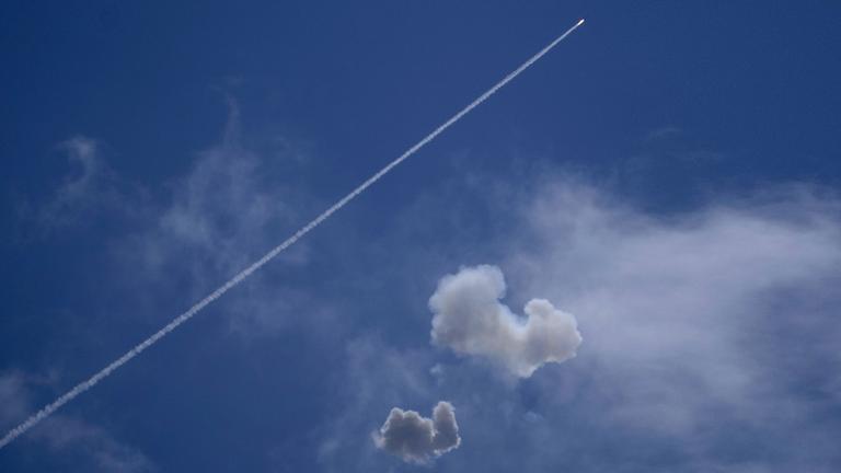 Das israelische Luftabwehrsystem Iron Dome feuert, um Raketen abzufangen, die aus dem Libanon abgefeuert wurden im Norden Israels.