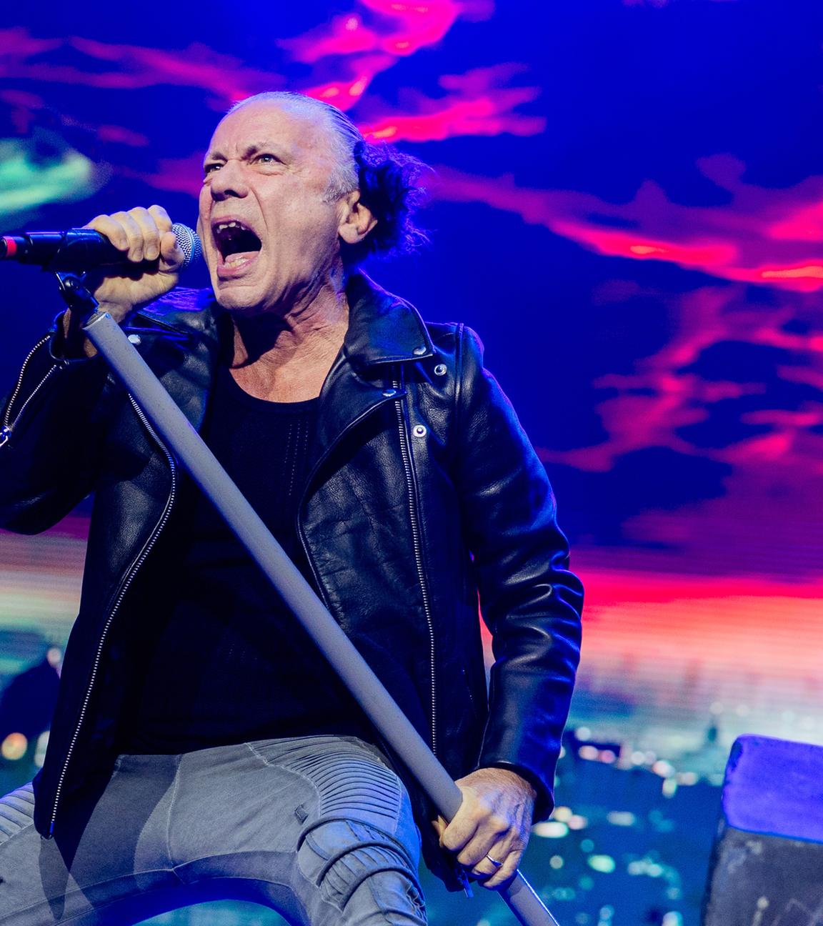 Bruce Dickinson, Sänger der britischen Heavy-Metal-Band Iron Maiden, steht beim Tourstart in der Veltins Arena auf der Bühne