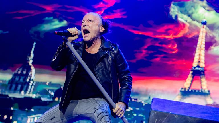 Bruce Dickinson, Sänger der britischen Heavy-Metal-Band Iron Maiden, steht beim Tourstart in der Veltins Arena auf der Bühne