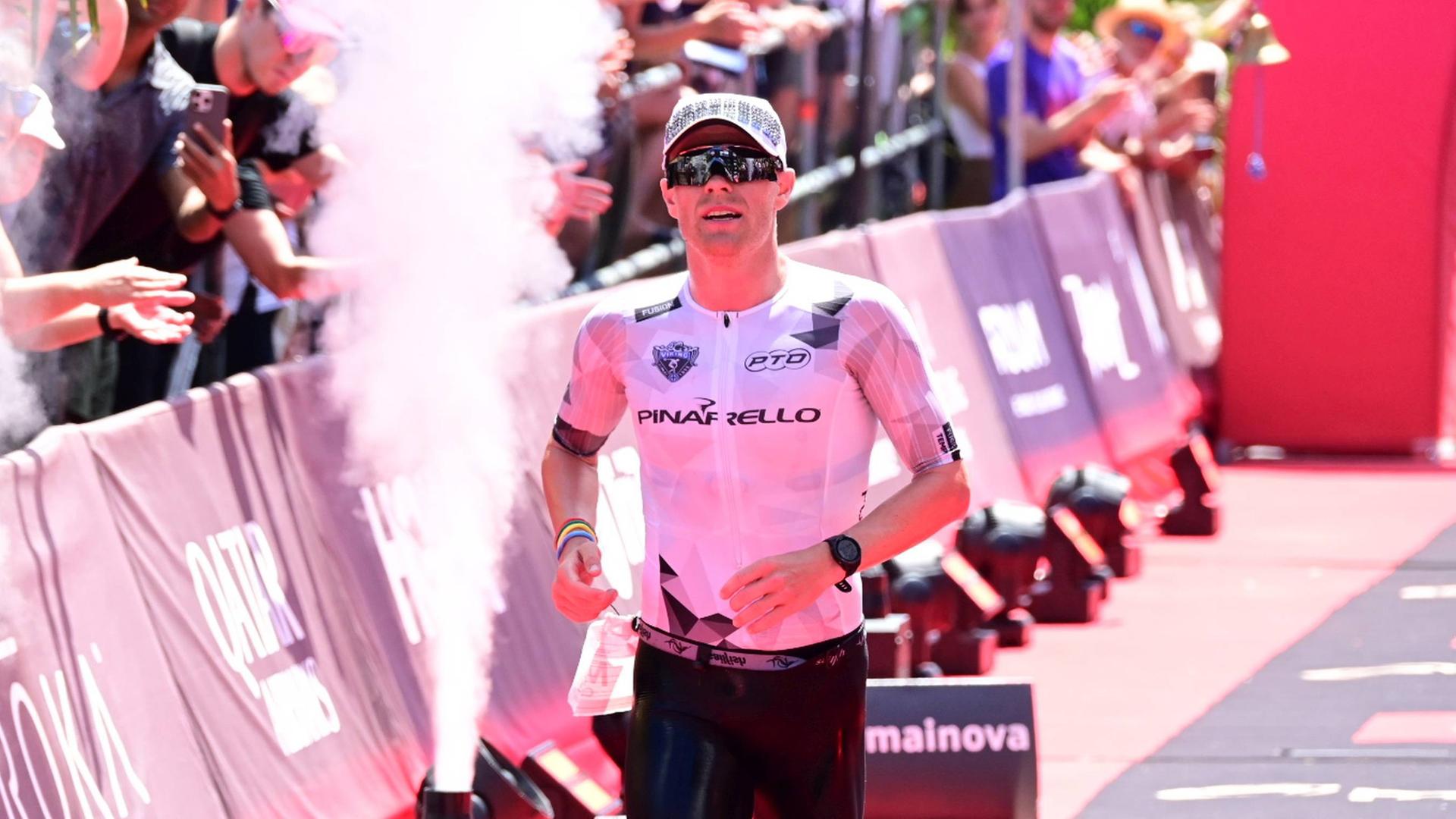 Frankfurt am Main, Ironman European Championship 2025: Casper Nicolai Sagevik Stornes erreicht den dritten Platz in der Kategorie M11 beim Radmarathon.