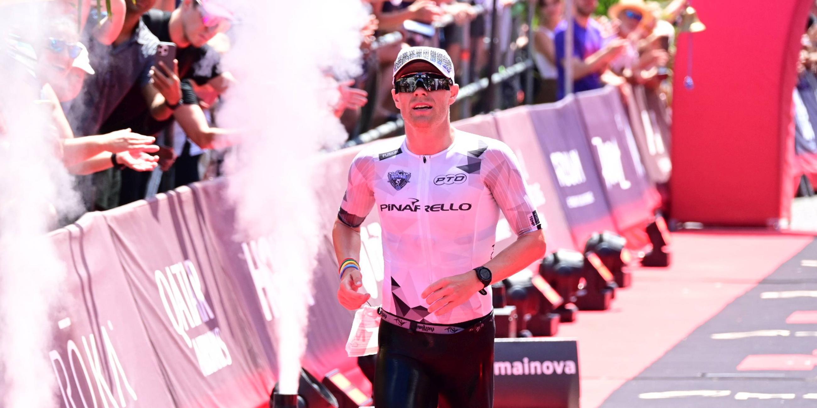 Frankfurt am Main, Ironman European Championship 2025: Casper Nicolai Sagevik Stornes erreicht den dritten Platz in der Kategorie M11 beim Radmarathon.