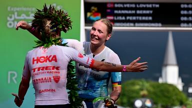 USA, Kailua-Kona: KAILUA-KONA, HAWAII: Die Norwegerin Solveig Løvseth wird von Taylor Knibb (l) aus den USA umarmt, nachdem sie am 10. Oktober 2026 bei den IRONMAN-Weltmeisterschaften 2026 in Kailua-Kona, Hawaii, ins Ziel gekommen ist.
