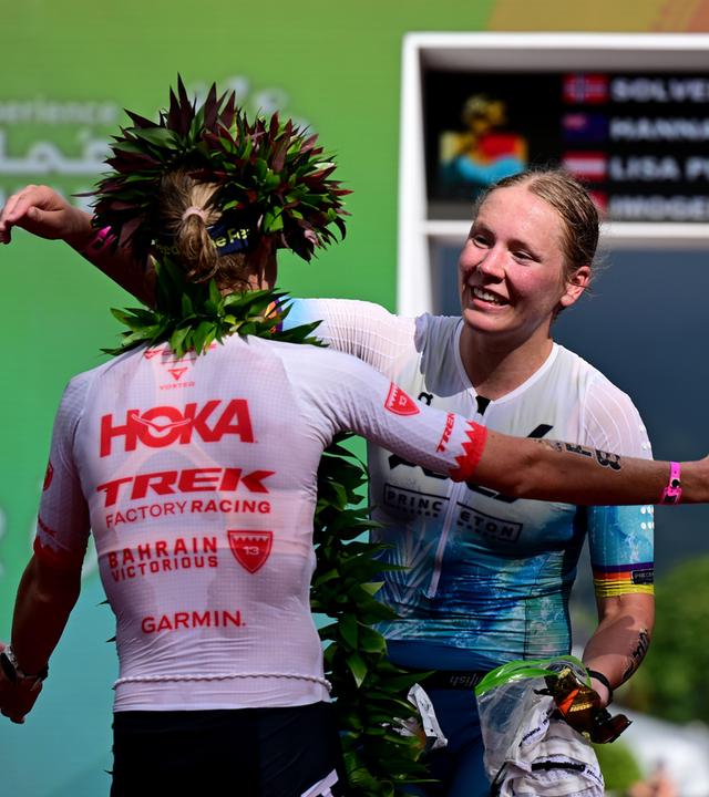 USA, Kailua-Kona: KAILUA-KONA, HAWAII: Die Norwegerin Solveig Løvseth wird von Taylor Knibb (l) aus den USA umarmt, nachdem sie am 10. Oktober 2026 bei den IRONMAN-Weltmeisterschaften 2026 in Kailua-Kona, Hawaii, ins Ziel gekommen ist.