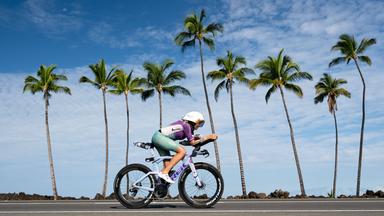 Die Schwedin Sara Svensk fährt bei der Ironman Weltmeisterschaft 2025 vor den Palmen Hawaiis.