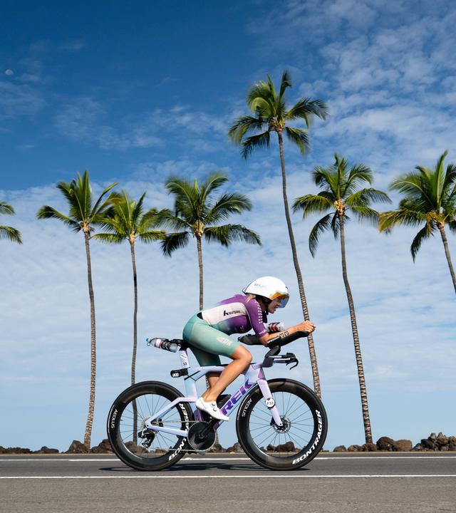 Die Schwedin Sara Svensk fährt bei der Ironman Weltmeisterschaft 2025 vor den Palmen Hawaiis.