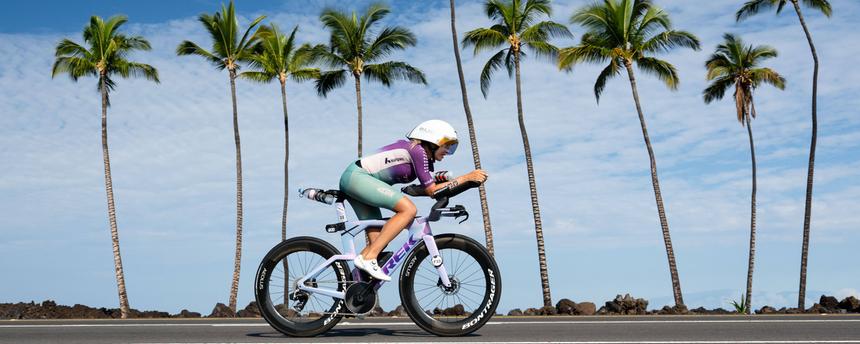 Die Schwedin Sara Svensk fährt bei der Ironman Weltmeisterschaft 2025 vor den Palmen Hawaiis.