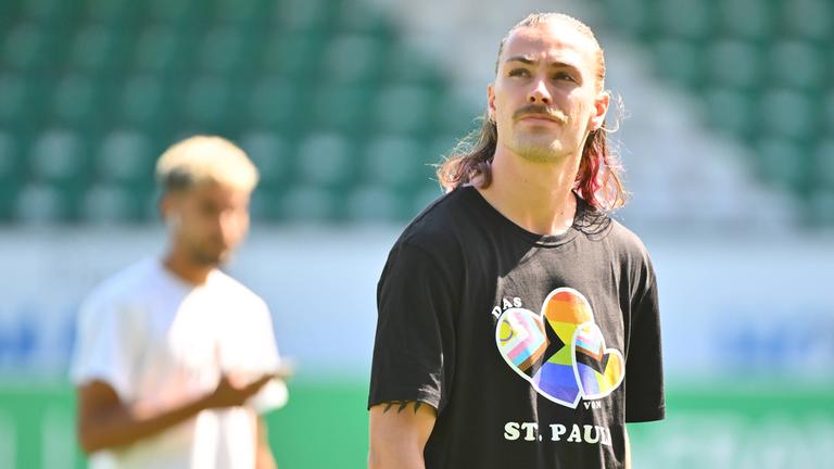 19.08.2023 - 2. Fußball-Bundesliga - SpVgg Greuther Fürth - FC St. Pauli Sankt Pauli: Jackson Irvine (FC St. Pauli ) vor Spielbeginn