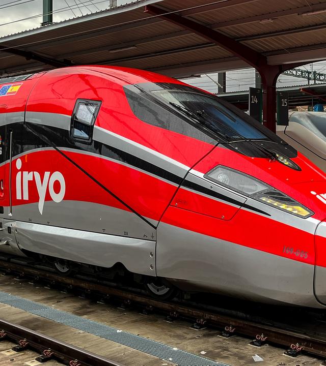 Ein Frecciarossa 1000 (l, ETR 400) der Bahnmarke Iryo steht im Bahnhof Madrid Chamartin (Archivfoto)