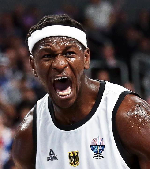 Basketballer Isaac Bonga aus Deutschland schreit während des Spieles gegen Finnland am 12.09.2025 in Lettland, Riga.