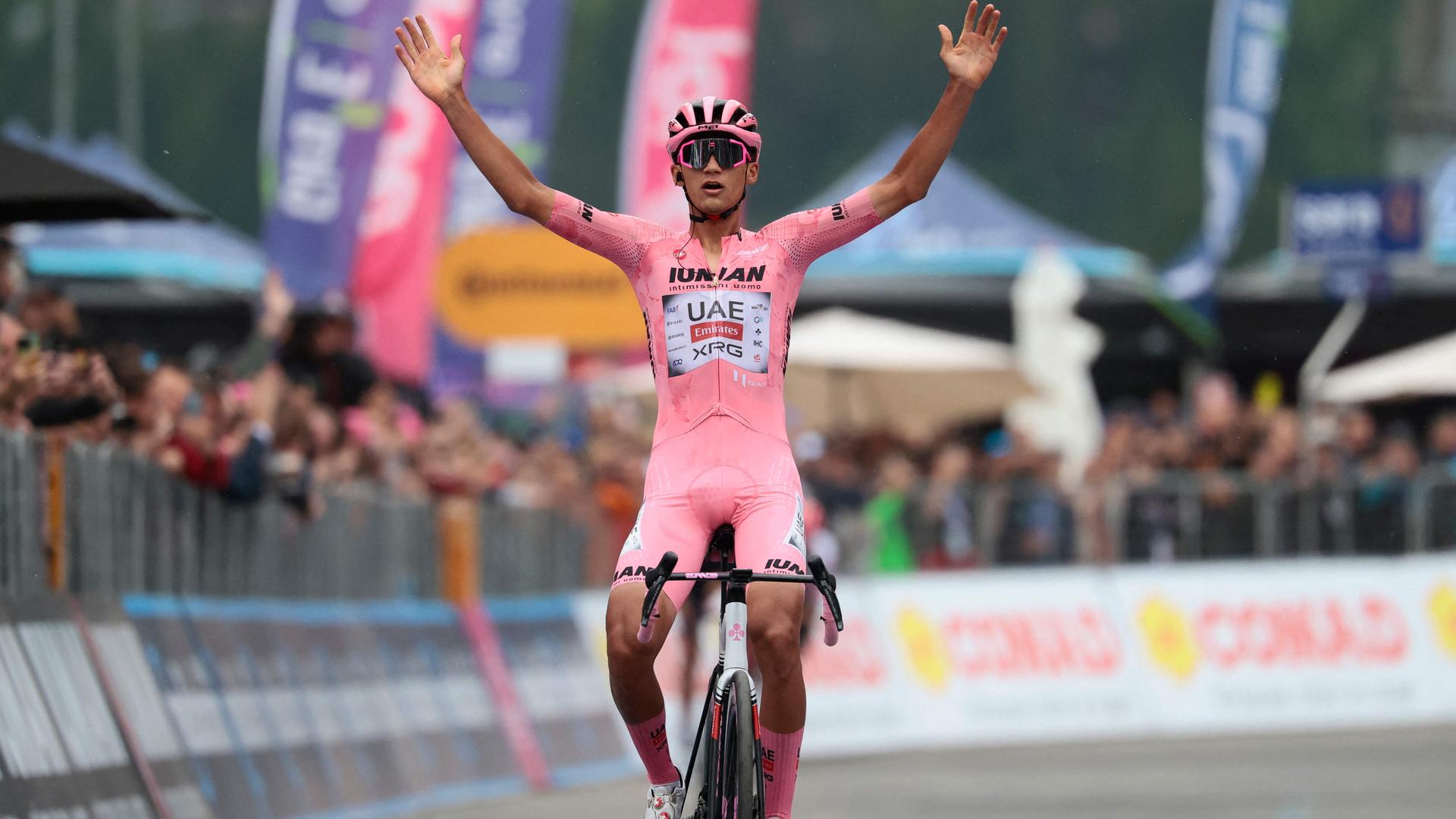 Giro d'Italia: Isaac del Toro fährt mit ausgebreiteten Armen jubelnd durchs Ziel in Bormio