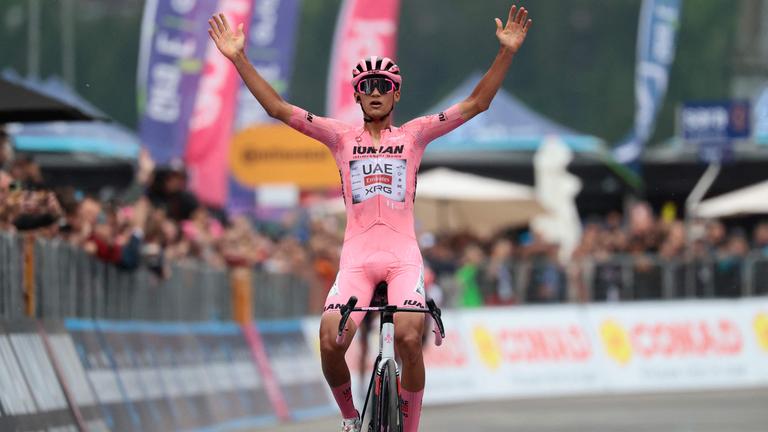 Giro d'Italia: Isaac del Toro fährt mit ausgebreiteten Armen jubelnd durchs Ziel in Bormio