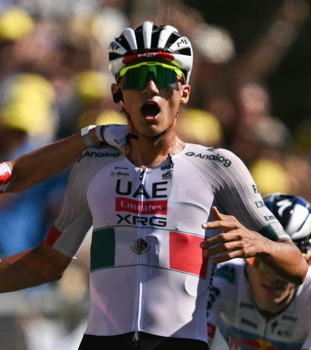Isaac Del Toro, der mexikanische Fahrer des Teams UAE Team Emirates - XRG, feiert seinen Sieg auf der 2. Etappe am 05.07.2026.
