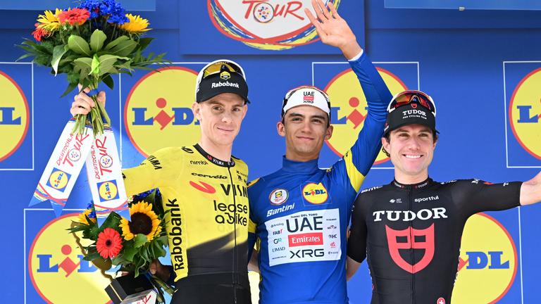 Gesamtsieger Isaac del Toro (Mexiko, M) jubelt mit Louis Barré (Frankreich, l.) und Marc Hirschi (Schweiz, r.) über die Podiumsplätze der Deutschland Tour.