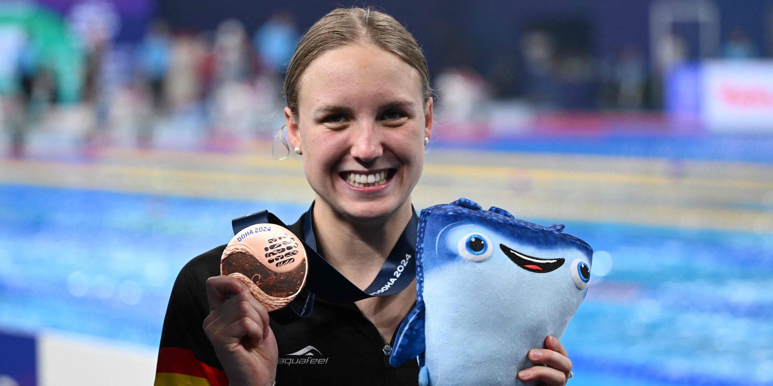 Isabel Gose mit der Bronze-Medaille in der Hand.