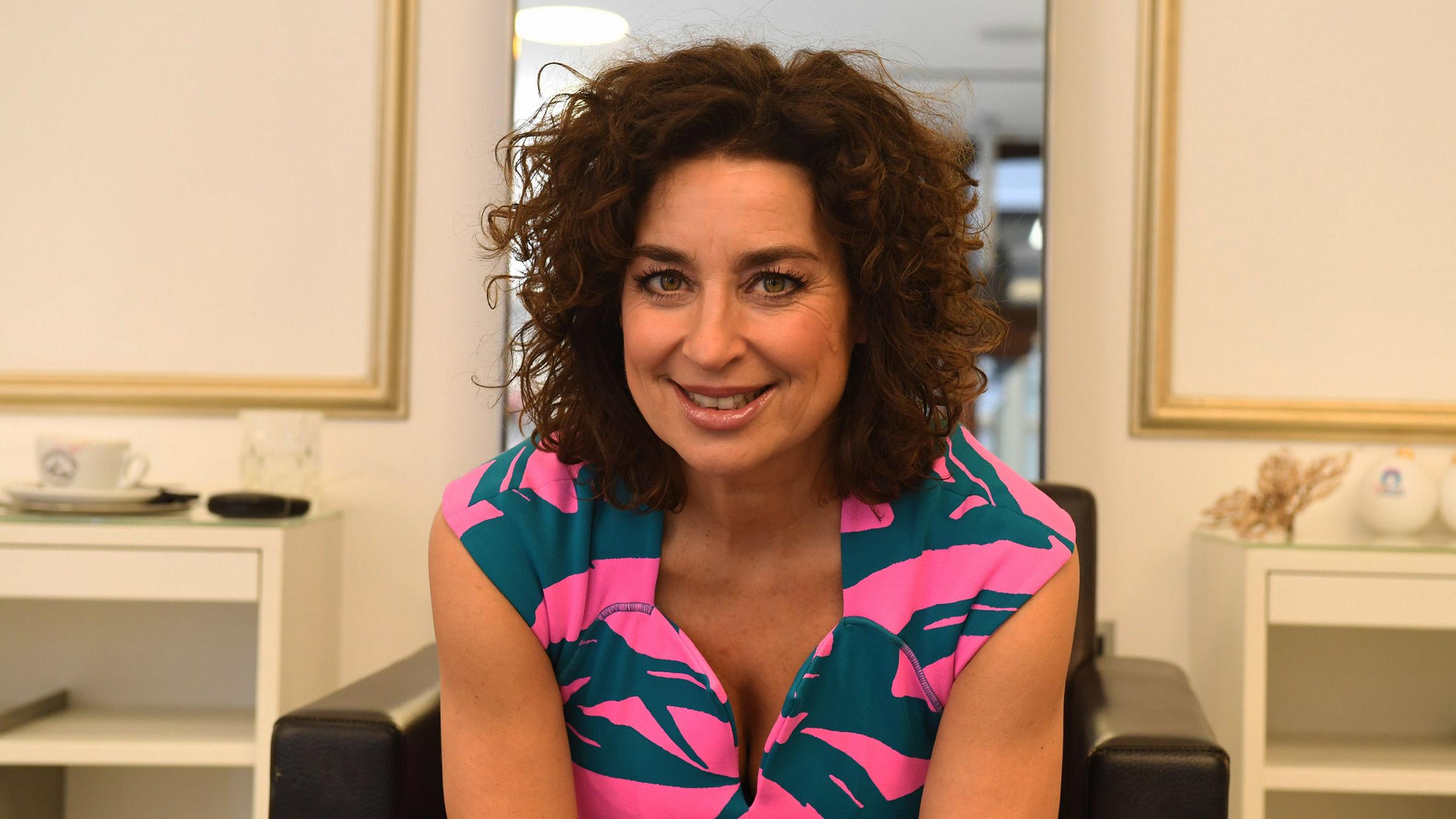 Isabel Varell lächelt in die Kamera.