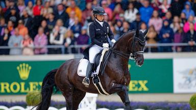 Isabell Werth auf dem Pferd Wendy de Fontaine reitet im Parcour am 06.07.2025.