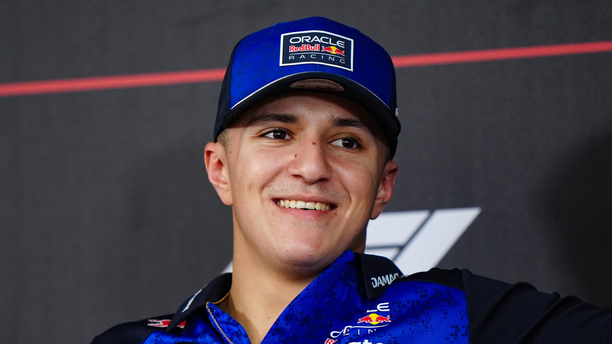 Isack Hadjar bei der Pressekonferenz zur Vorbereitung in Bahrain