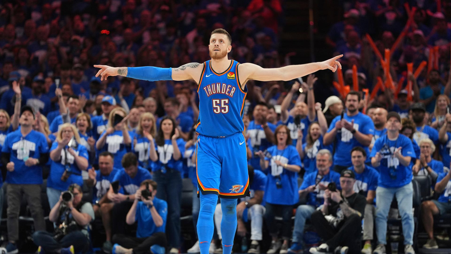 NBA Western Conference Halbfinale: Isaiah Hartenstein (55) von den Oklahoma City Thunder jubelt vor dem Publikum am 18.05.2025.
