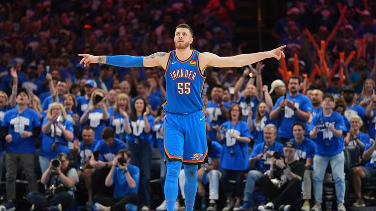 NBA Western Conference Halbfinale: Isaiah Hartenstein (55) von den Oklahoma City Thunder jubelt vor dem Publikum am 18.05.2025.