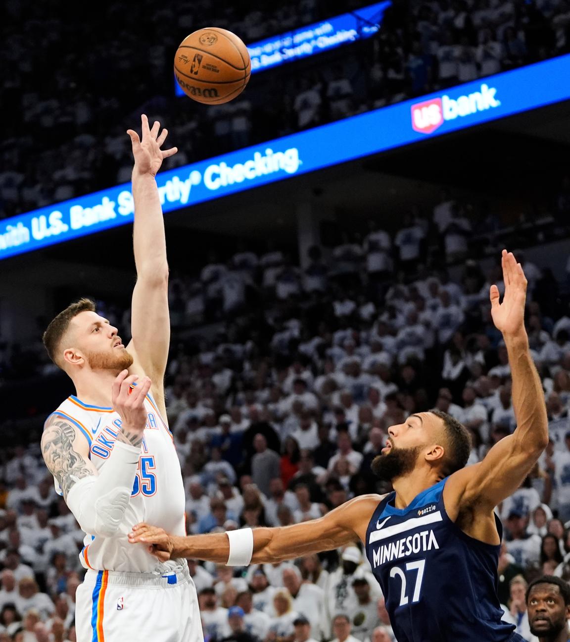  Oklahoma City Thunder Center Isaiah Hartenstein (55) wirft über Minnesota Timberwolves Center Rudy Gobert (27).
