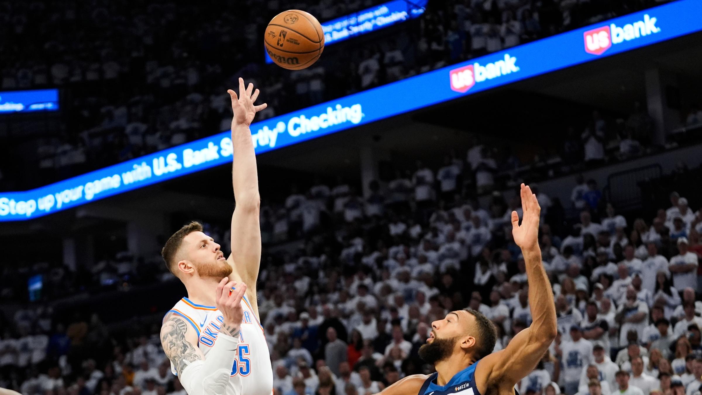  Oklahoma City Thunder Center Isaiah Hartenstein (55) wirft über Minnesota Timberwolves Center Rudy Gobert (27).