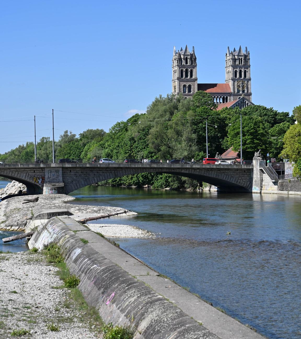 Blick auf die Isar in Muenchen,Im Hintergrund die Katholische Kirche St. Maximilian