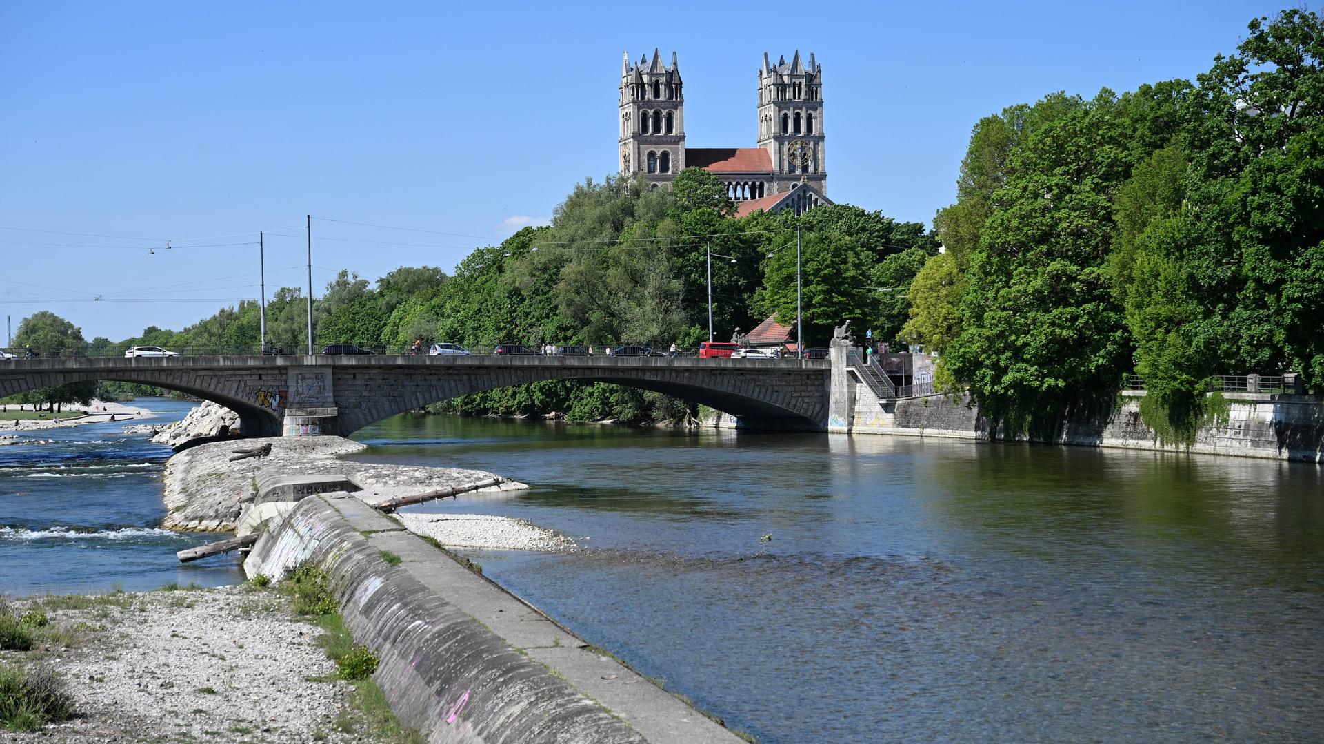 Blick auf die Isar in Muenchen,Im Hintergrund die Katholische Kirche St. Maximilian