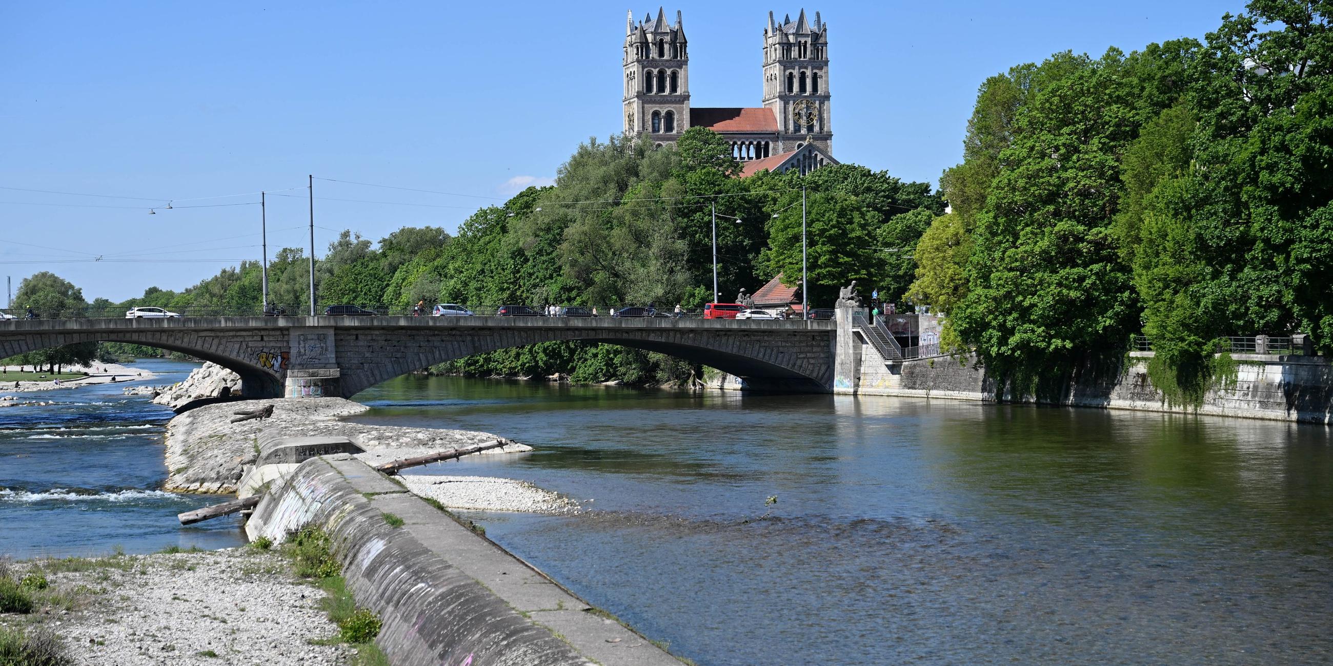 Blick auf die Isar in Muenchen,Im Hintergrund die Katholische Kirche St. Maximilian