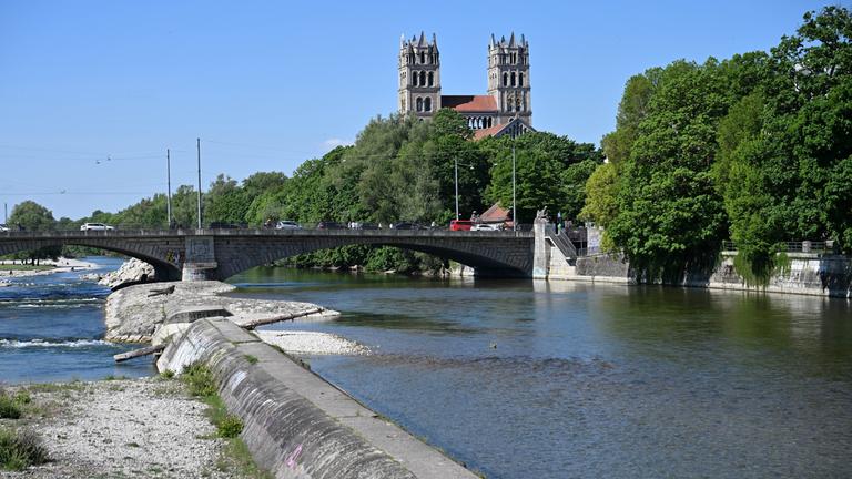 Blick auf die Isar in Muenchen,Im Hintergrund die Katholische Kirche St. Maximilian