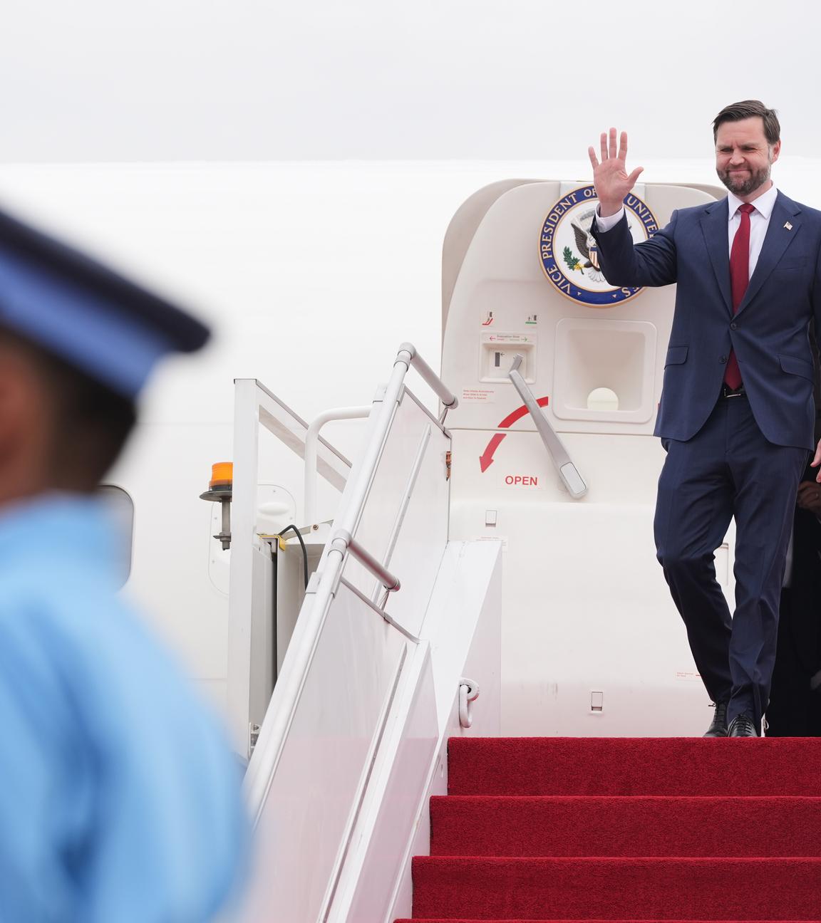 US-Vizepräsident J.D. Vance steigt nach der Ankunft zu Gesprächen mit iranischen Vertretern in Islamabad aus dem Flugzeug.