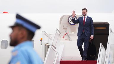 US-Vizepräsident J.D. Vance steigt nach der Ankunft zu Gesprächen mit iranischen Vertretern in Islamabad aus dem Flugzeug.