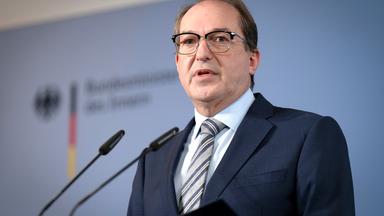 Alexander Dobrindt beim Pressestatement zum Verbot des Vereins Muslim Interaktiv im Bundesinnenministerium.
